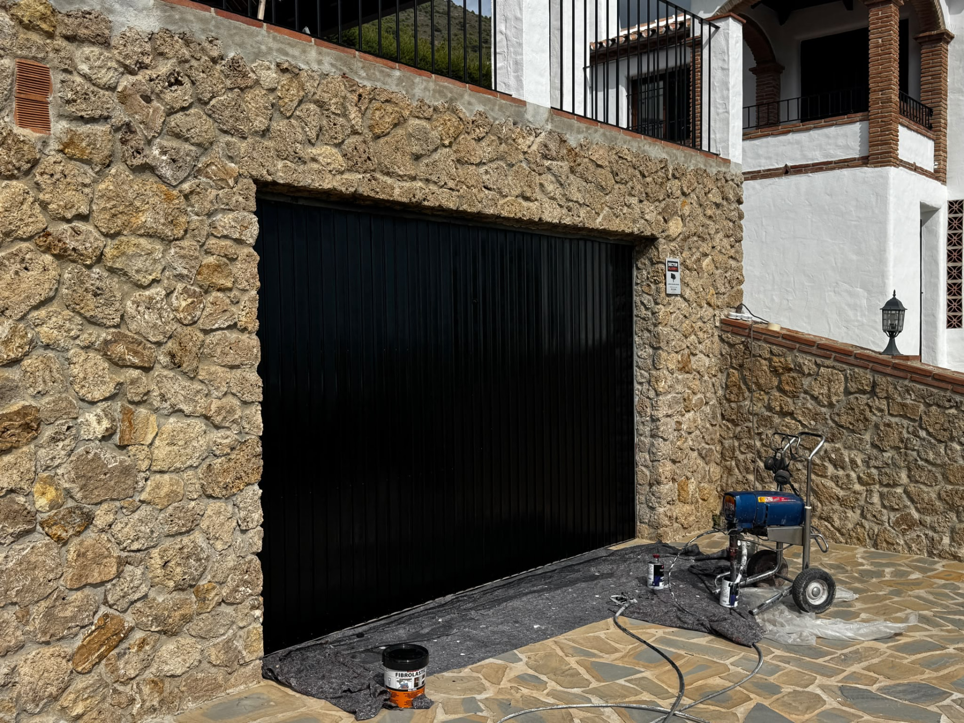 Después: puerta de garaje pintada en negro
