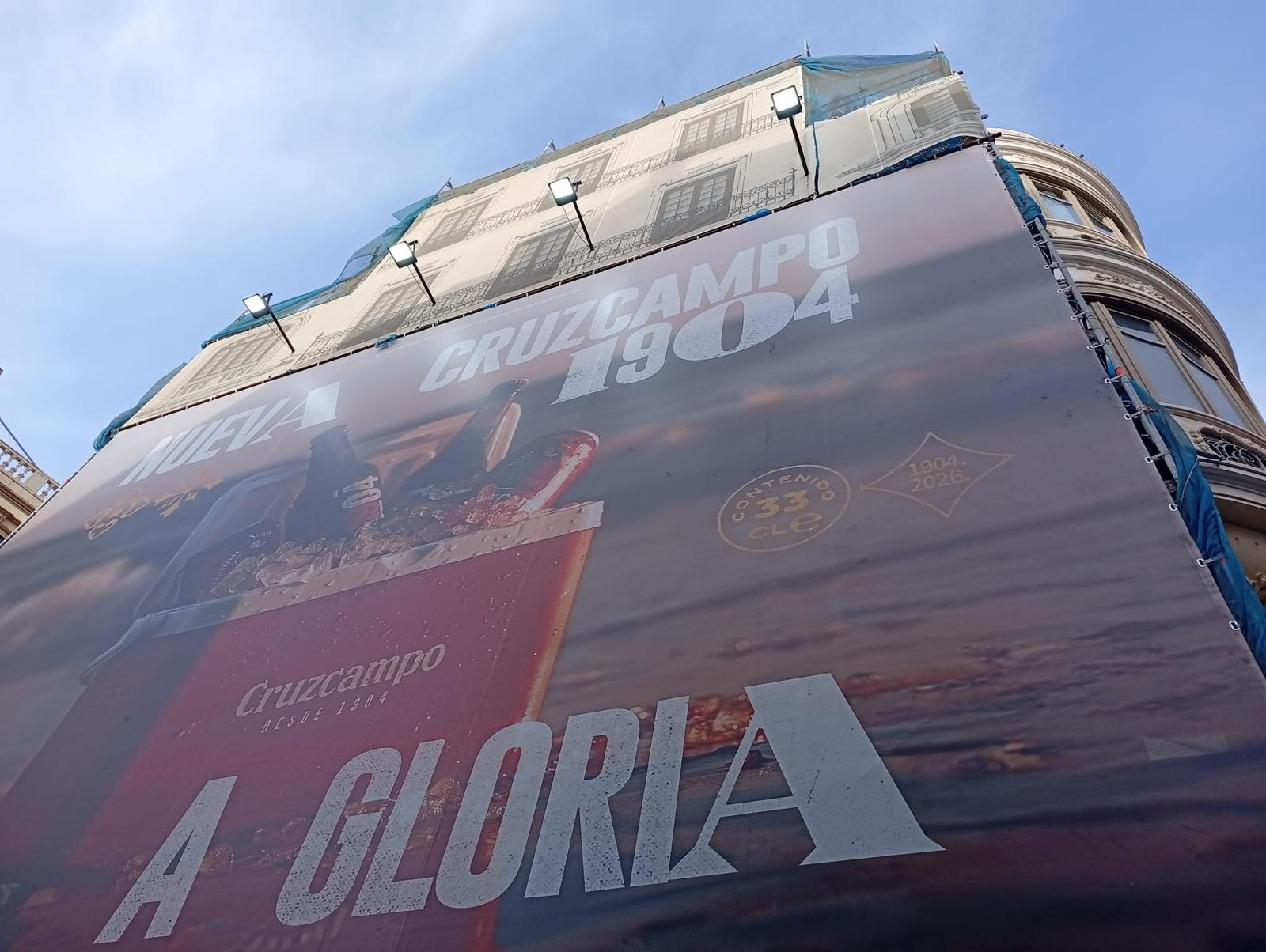 Montaje de lona publicitaria en fachada